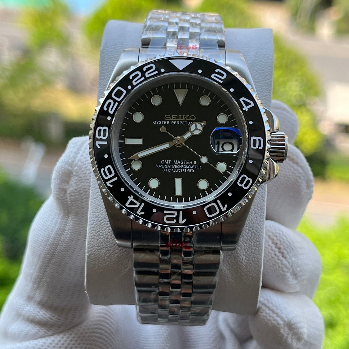Seikomariner Black II - front dial view | The Golden Mods