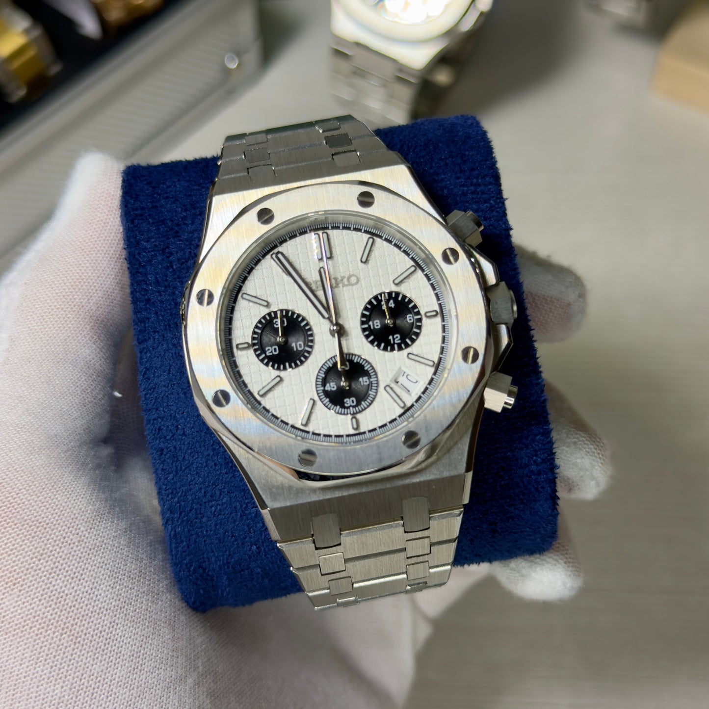 Seikoak Panda Chronograph - detail view | The Golden Mods
