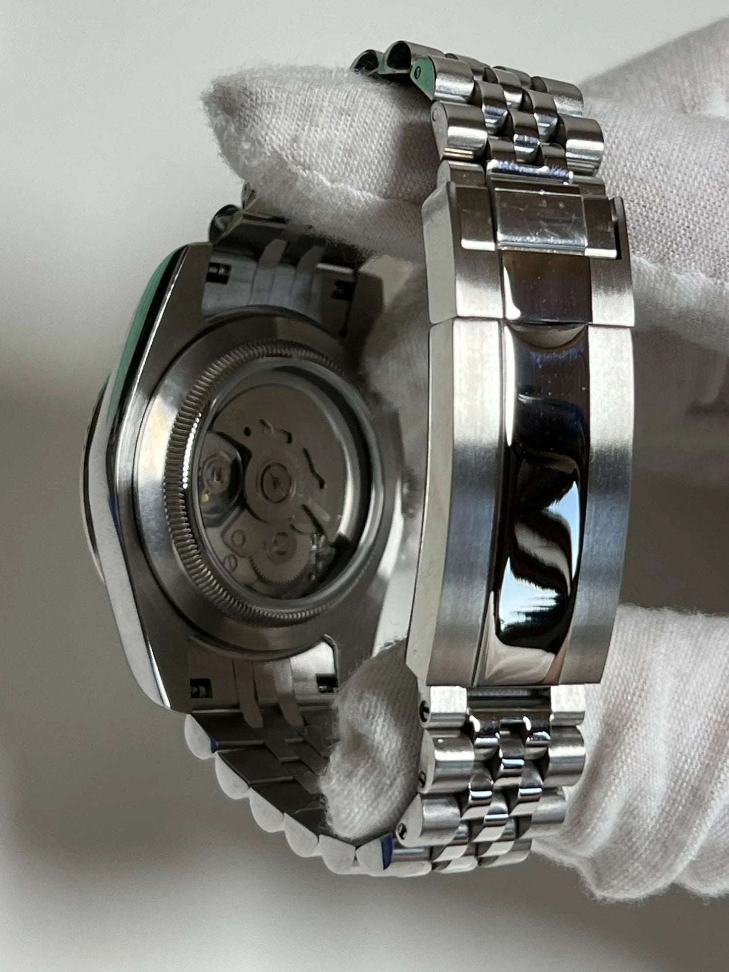 Seikojust Arabic Olive Green - front dial view | The Golden Mods