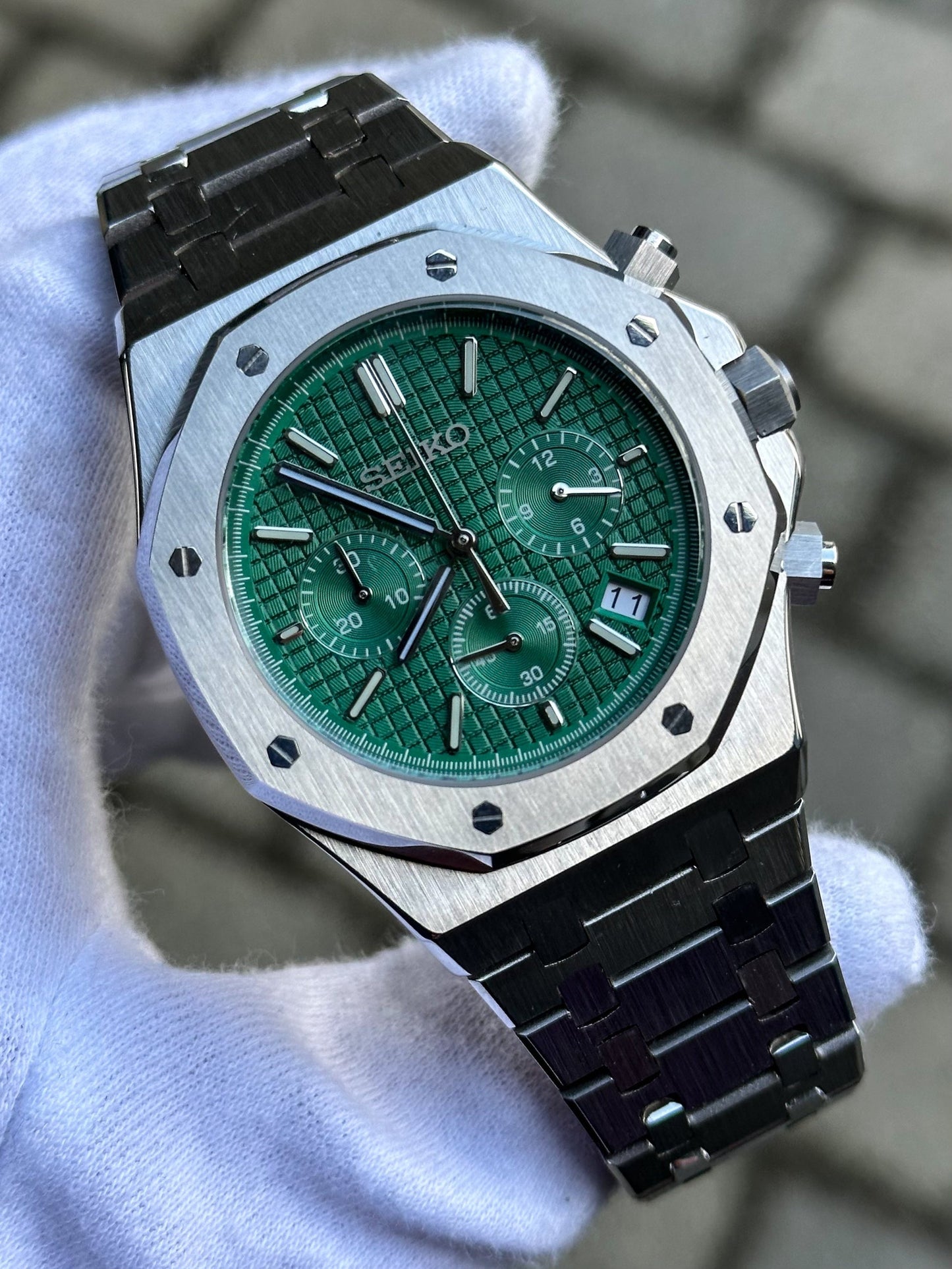 Seikoak Green Chronograph - side profile | The Golden Mods