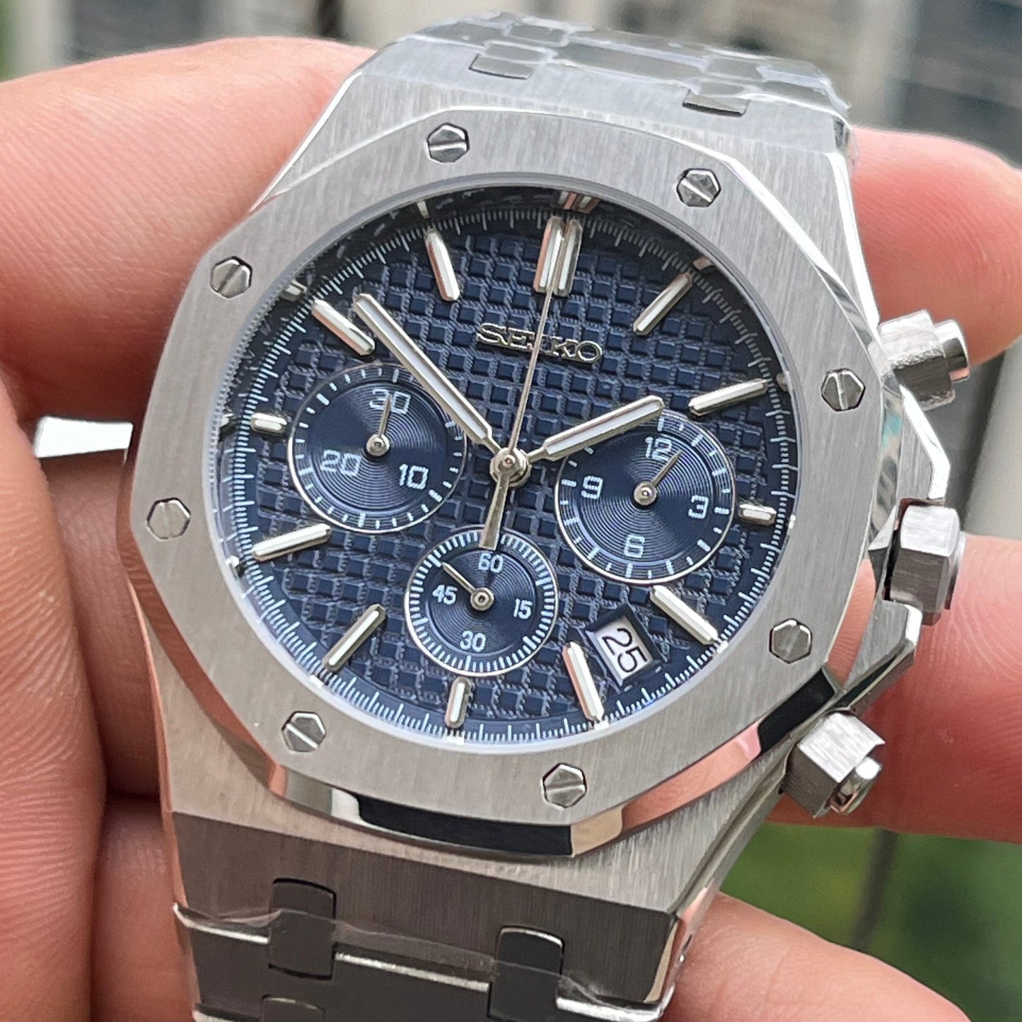 Seikoak Chronograph Dark Blue - side profile | The Golden Mods