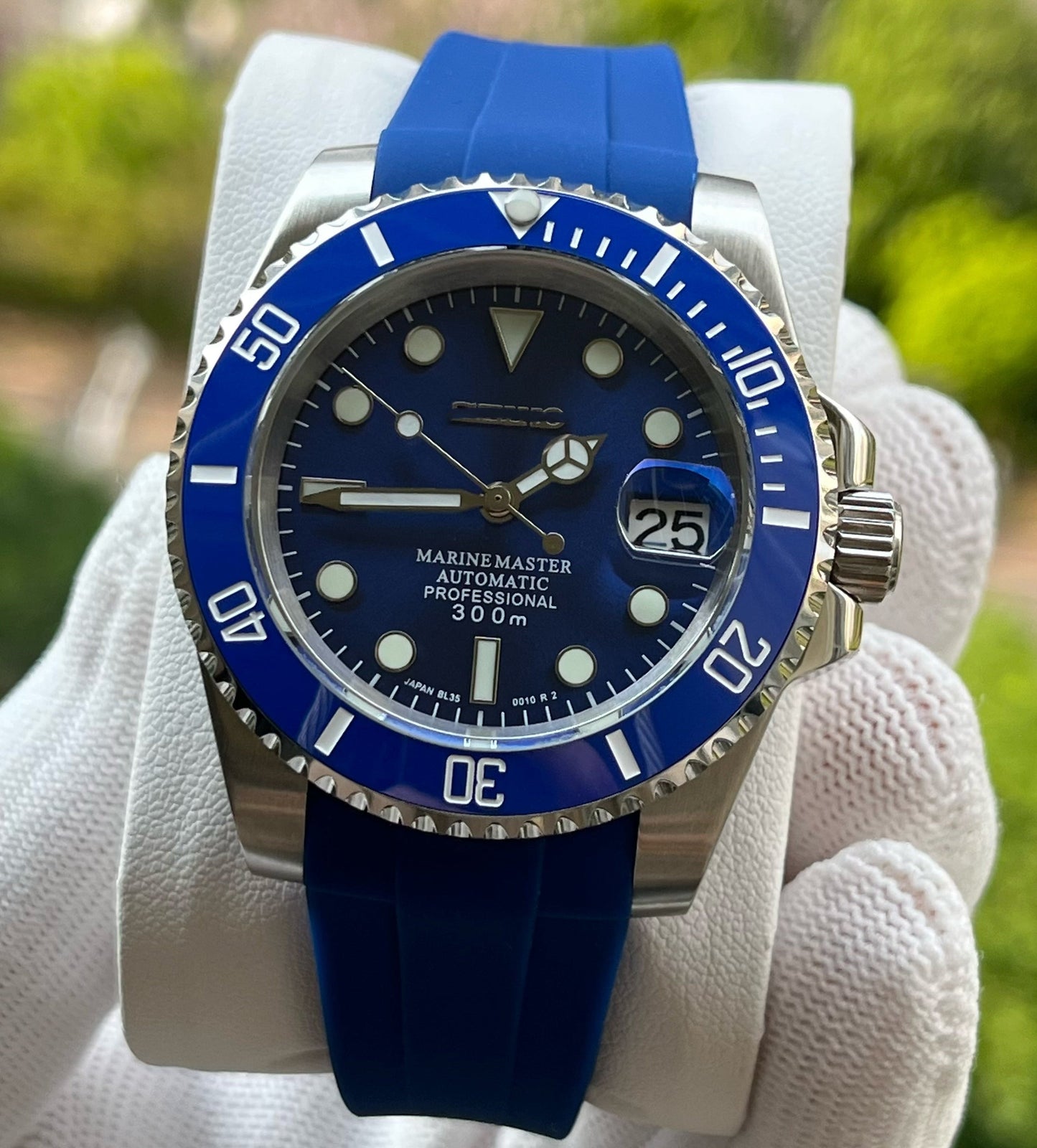 Seikomariner Smurf Oysterflex - front dial view | The Golden Mods