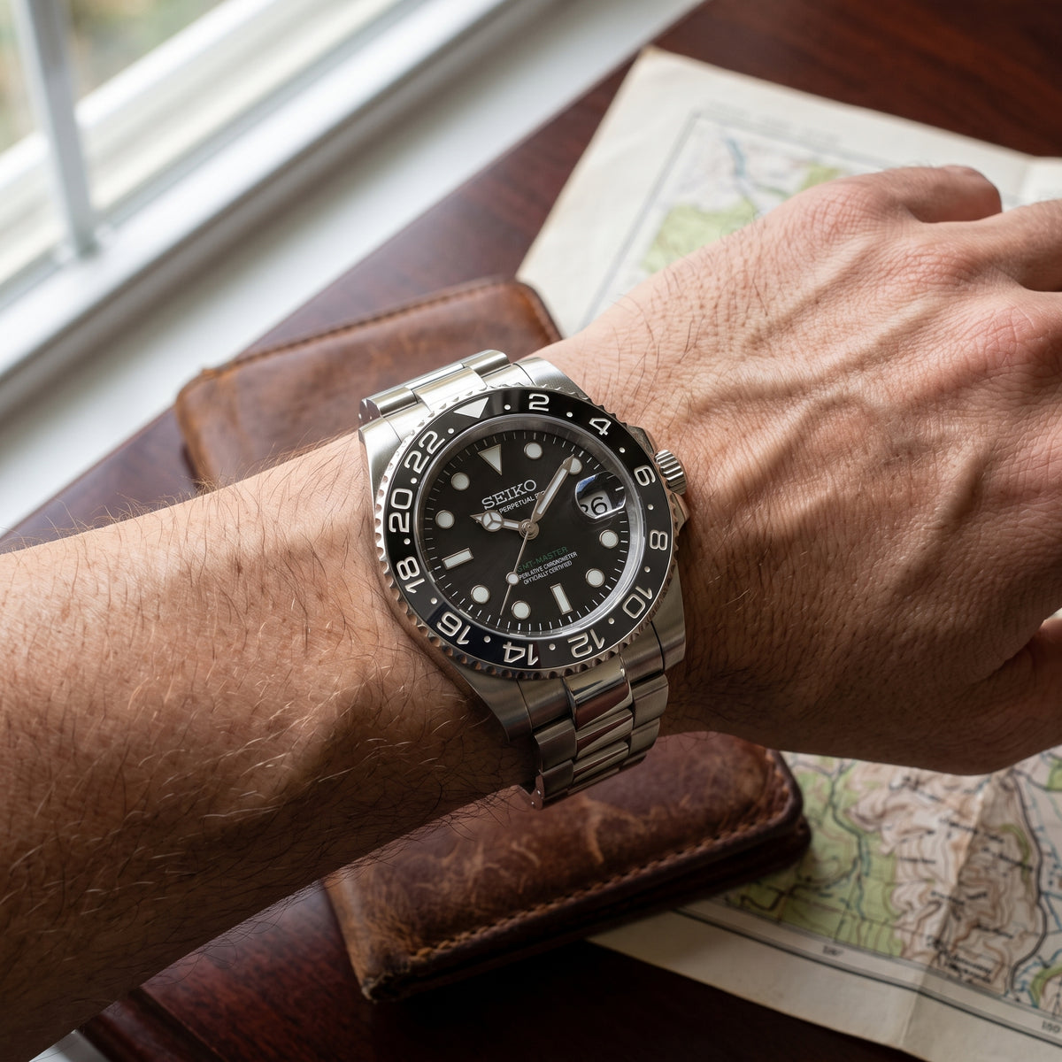 Seikomariner Bruce Wayne Seiko mod watch detail shot | The Golden Mods